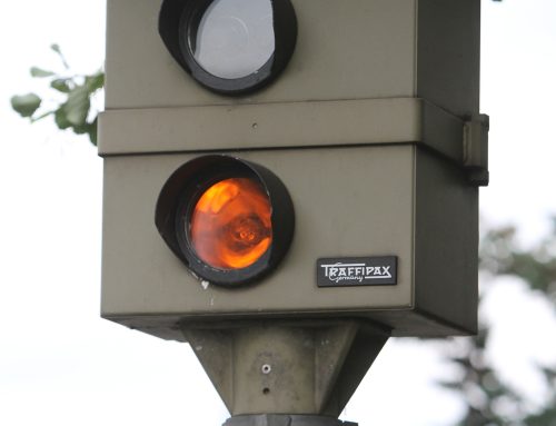 Beschädigtes Tempomessgerät auf der Königsallee in Bochum