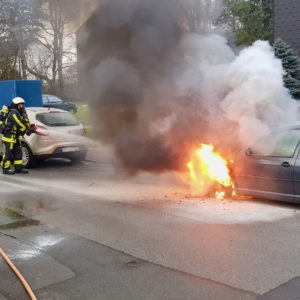 Bild: Feuerwehr Bochum Beitrag: PKW-Brand in Bochum Weitmar-Mark