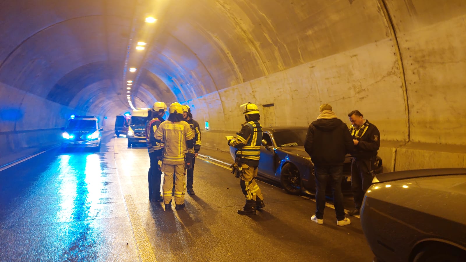 Bild: Feuerwehr Bochum Beitrag: Verkehrsunfall im Autobahntunnel auf der BAB 448