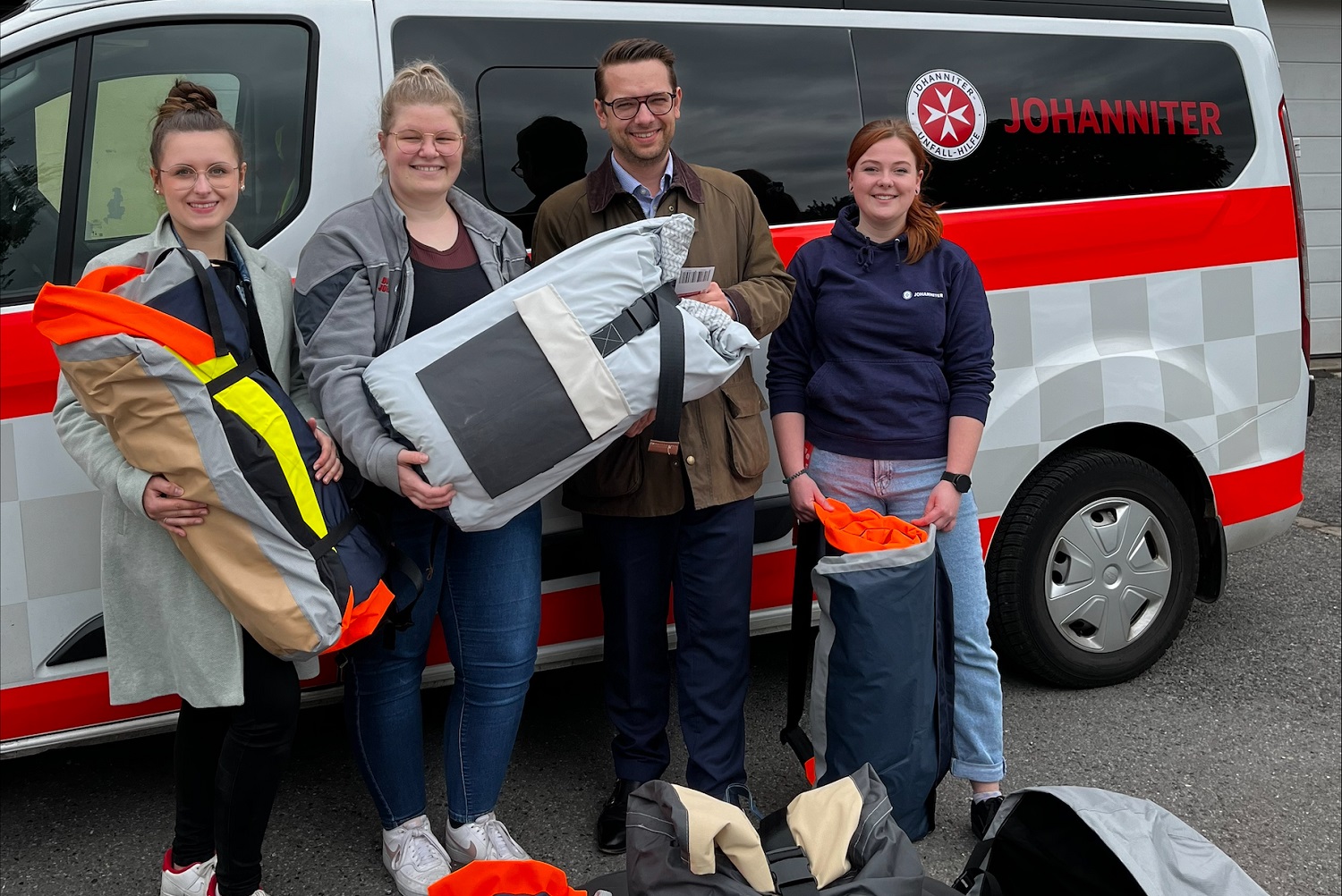 Sheltersuit_Uebergabe11.04-1 Beitrag: Gemeinsam für eine bessere Zukunft