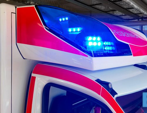 Zwei Motorradfahrer bei Unfall auf Universitätsstraße schwer verletzt