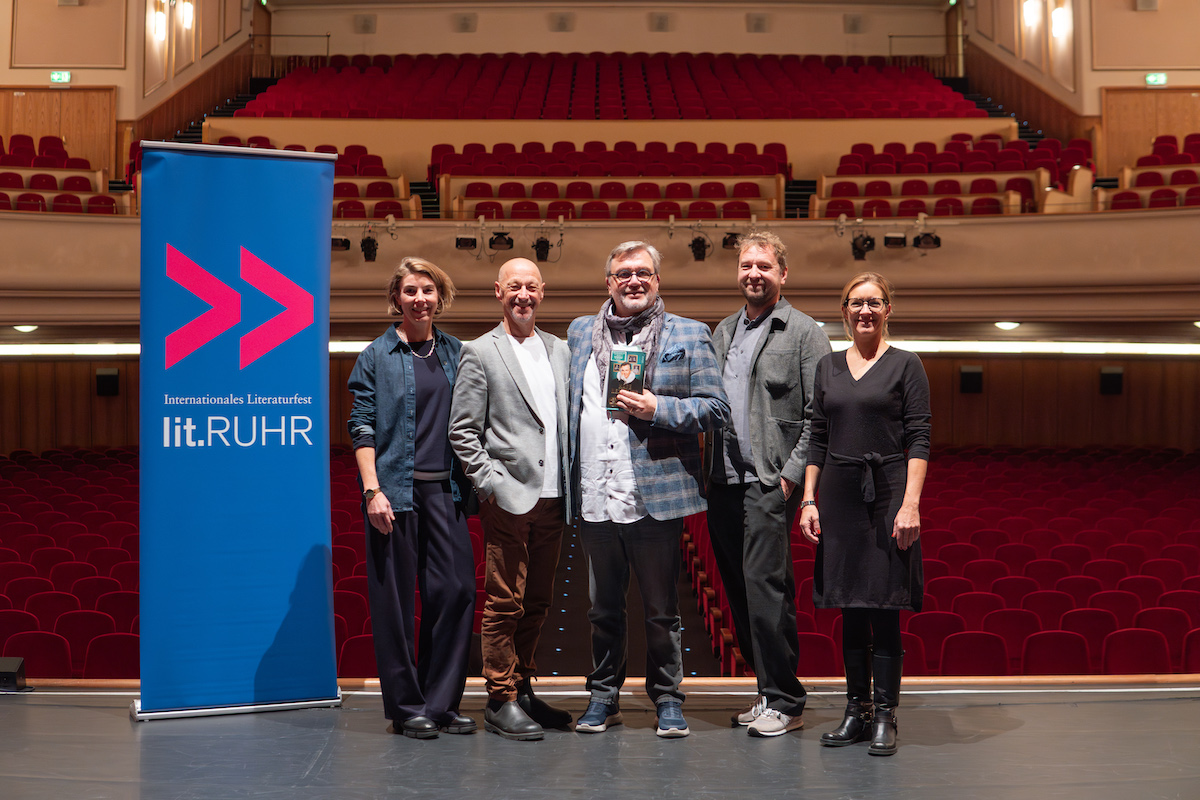 litRUHR2024_HapeKerkeling_TeamlitRUHR_vlnr_RiekeBrendel_RainerOsnowski_HAPE_TobiasBock_AngelaFurtkamp©FinnKantus_downsize Beitrag: lit.RUHR beendet achte Ausgabe mit ausverkauften Veranstaltungen