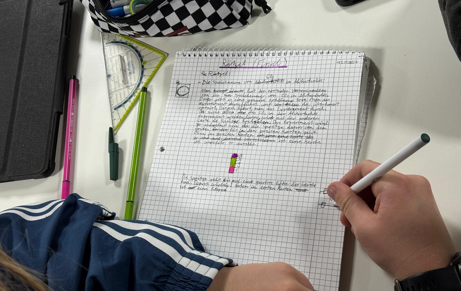 vcsPRAsset_3903035_479517_4b3b1e34-9a9b-4060-bf01-88132835e945_0 Beitrag: Neues MINT-Cluster: Jugendliche bauen chemische Rätselboxen