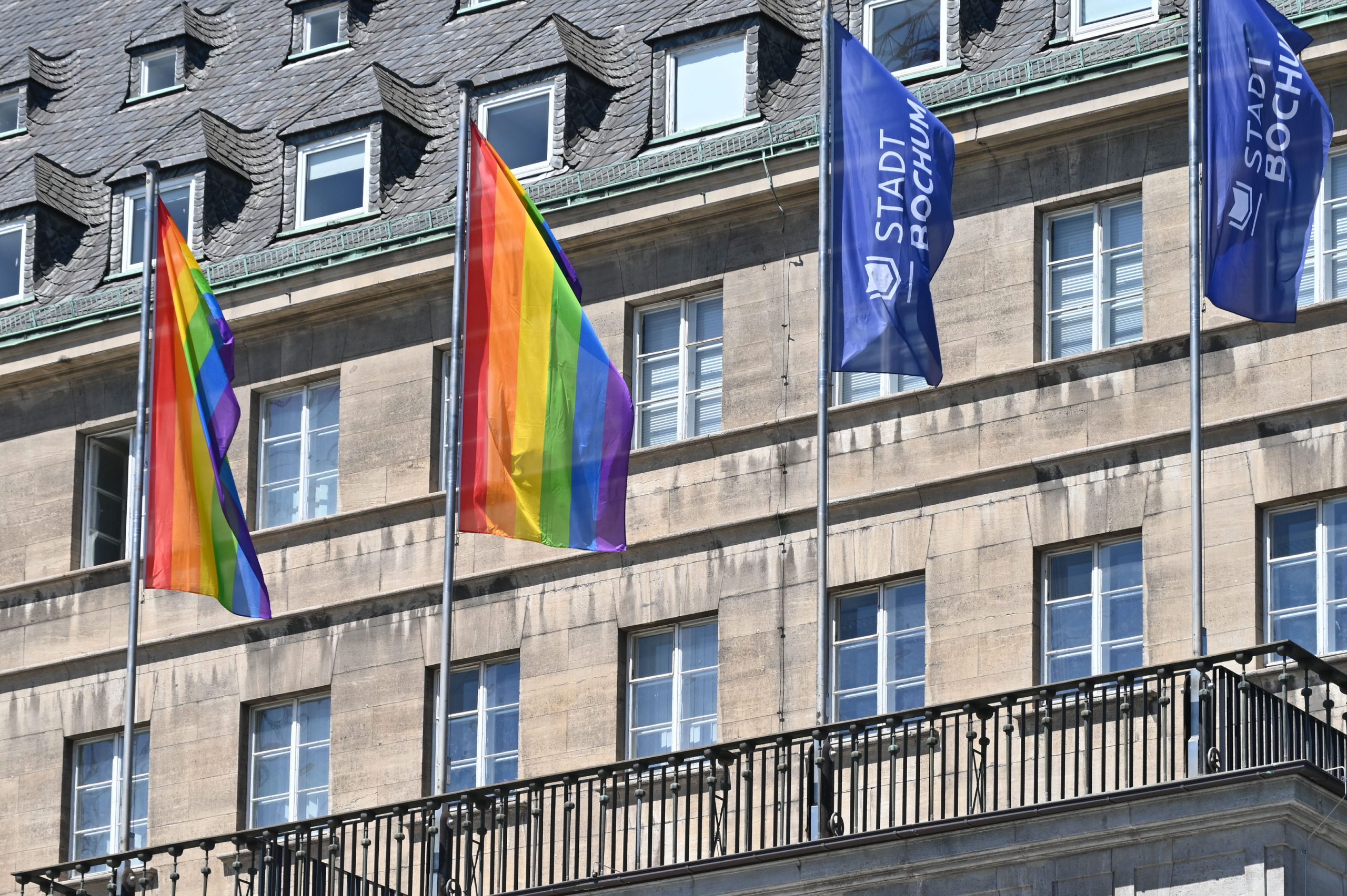 Regenbogenfahne Beitrag: Bochum setzt Zeichen gegen Diskriminierung – Regenbogenflagge am Rathaus gehisst