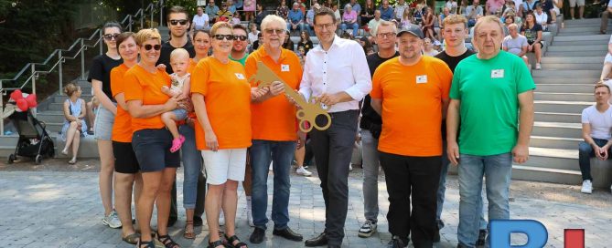 Der Kolping-Waldbühne Höntrop e.V. hat den Schülüssel von Bochum Oberbürgermeister Thomas Eiskirch erhalten (Foto: Jenny Musall)