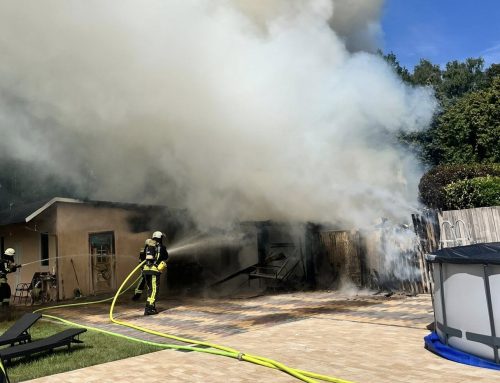 Gartenlaubenbrand sorgt für weithin sichtbare Rauchsäule