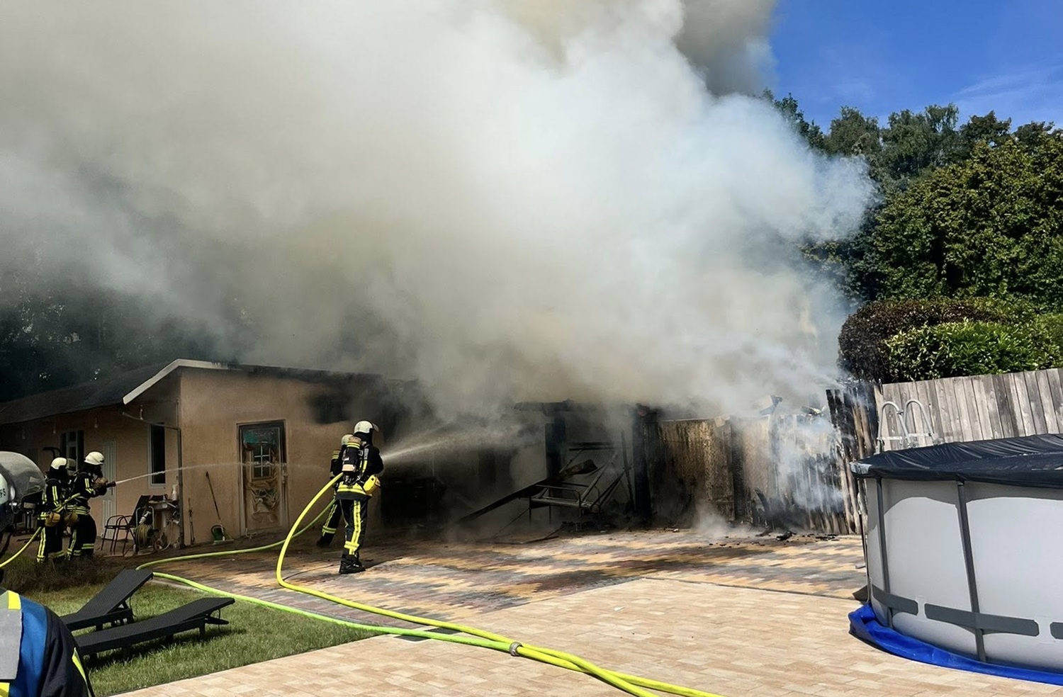 (c) Feuerwehr Bochum Beitrag: Gartenlaubenbrand sorgt für weithin sichtbare Rauchsäule