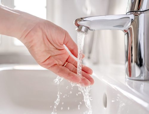 Legionellengefahr nach dem Urlaub: Wasserleitungen richtig durchspülen