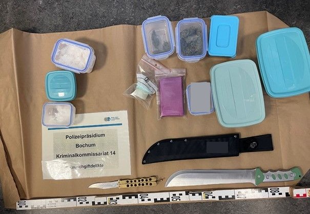 Beitrag: Polizei entdeckt Drogenlabor bei Durchsuchung wegen Betrugsverdachts