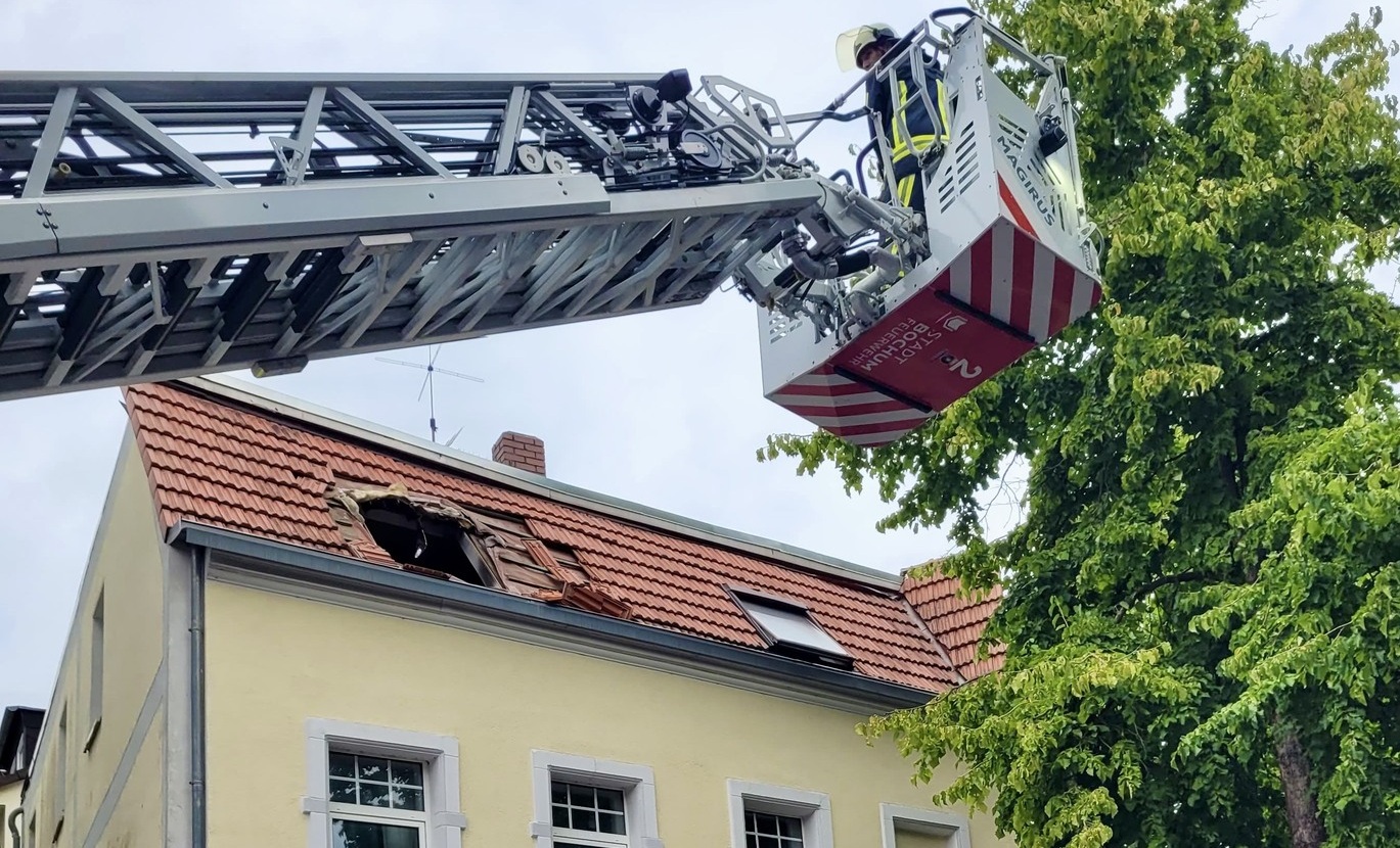 (c) Feuerwehr Bochum Beitrag: Explosion im Dachgeschoss – eine Person schwer verletzt