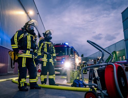 Großbrand in Lagerhalle eines Entsorgungsunternehmens