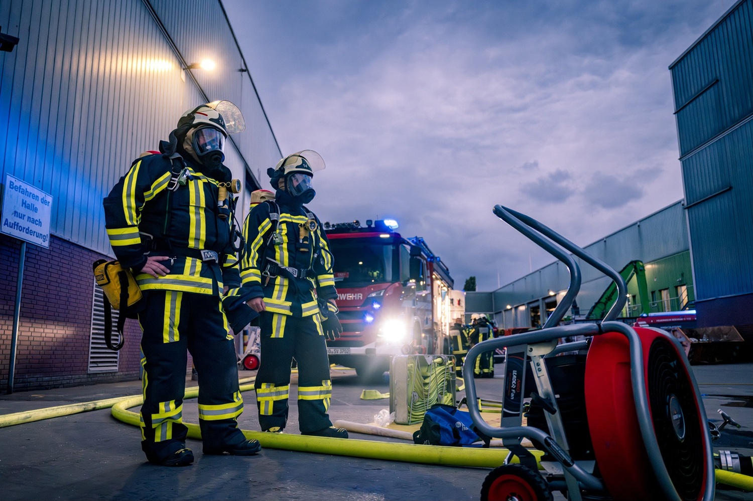Beitrag: Großbrand in Lagerhalle eines Entsorgungsunternehmens