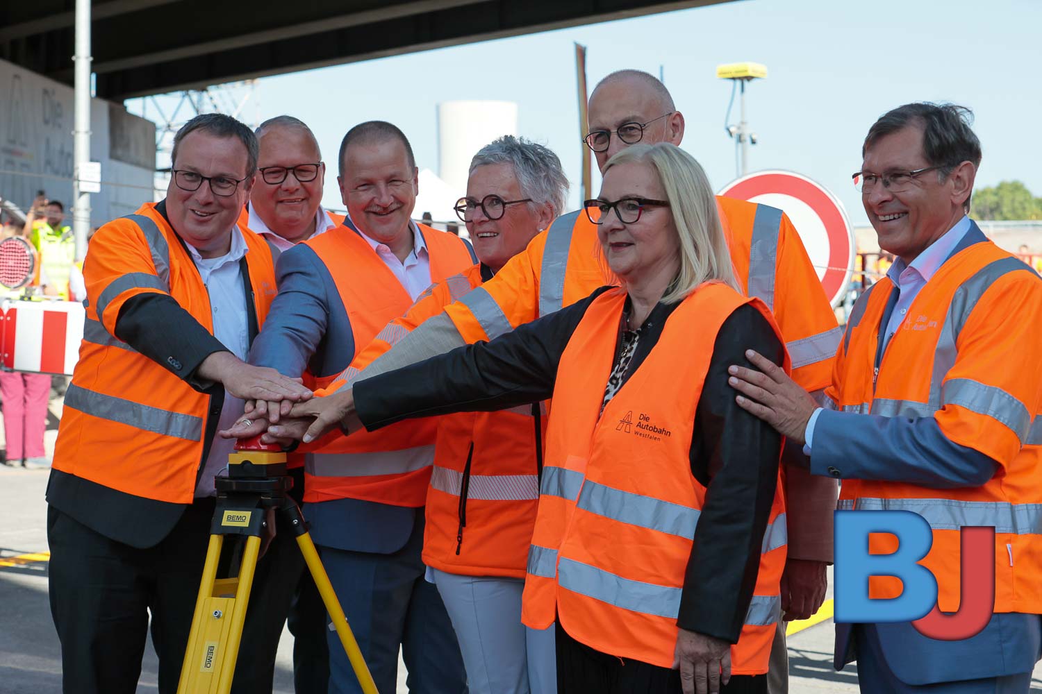NRW-Minister für Umwelt, Naturschutz und Verkehr Oliver Krischer, Landtagsmitglied Josef Hovenjürgen, Dr. Gero Marzahn, Leiter des Referates StB 24 im Bundesministerium für Verkehr, Elfriede Sauerwein-Braksiek, Direktorin der Niederlassung Westfalen der Autobahn GmbH des Bundes, Dirk Brandenburger, Geschäftsführer Technik der Autobahn GmbH des Bundes, Andrea Oehler, Tunnelpatin und Bürgermeisterin der Stadt Herne und Frank Dudda, Oberbürgermeister der Stadt Herne Beitrag: Tunnel Baukau im Autobahnkreuz Herne eröffnet