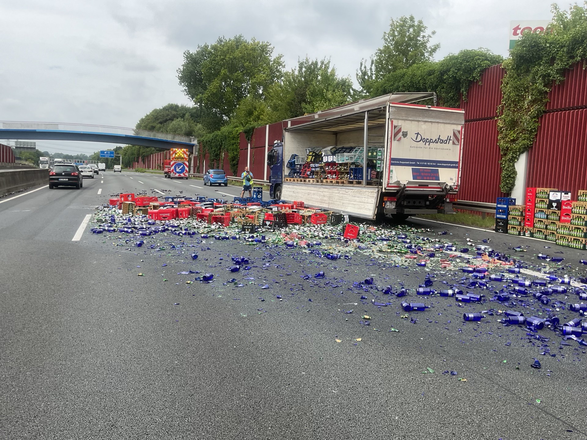 Getränkelaster A40 Beitrag: Lkw verliert Getränkekisten auf der A40