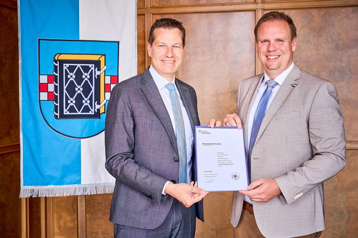 Übergabe Ernennungsurkunde Vieting Beitrag: Jens Vieting leitet Sozialdezernat in Bochum