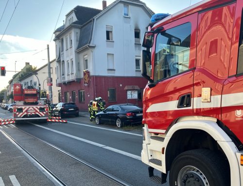 Feuerwehr löscht Küchenbrand in Höntrop