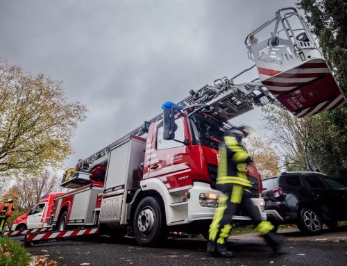 Brand in Seniorenwohnung – Feuerwehr rettet Bewohner und zwei Vögel