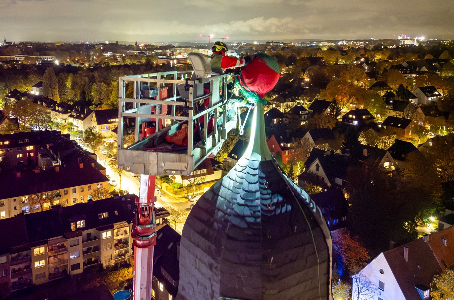 Beitrag: Locker sitzende Kirchturm-Kugel sorgt für achtstündigen Feuerwehreinsatz