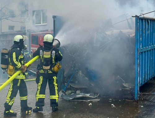 Feuerwehr löscht brennenden Schrottcontainer in Altenbochum