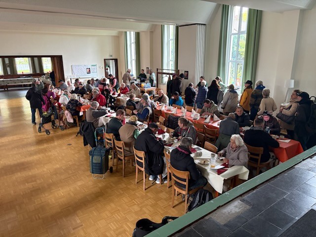 Beitrag: Erntedank-Festtagstafel der Einigkeits-Gemeinde