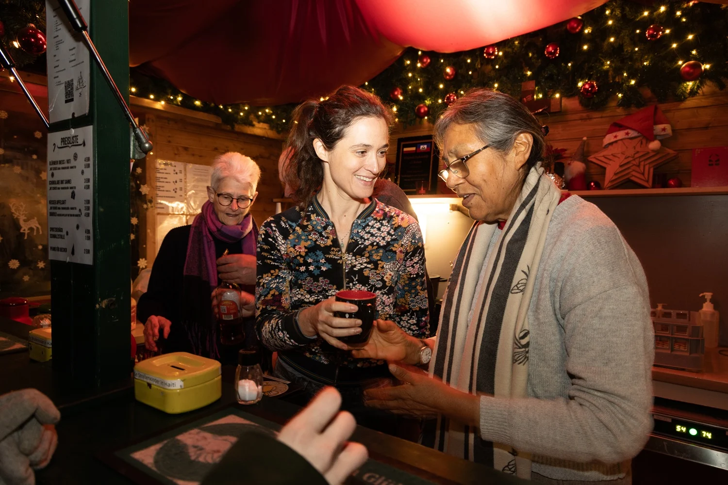 Beitrag: Prominente unterstützen Adveniat am Bochumer Glühweinstand