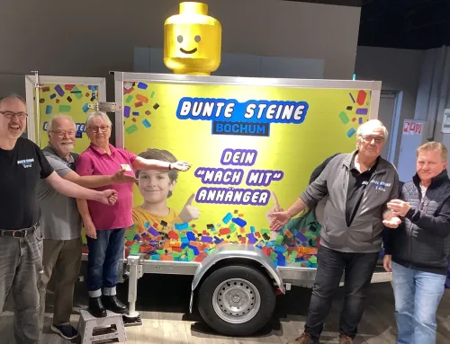 Bunte Steine erhalten Anhänger für externe Projekte