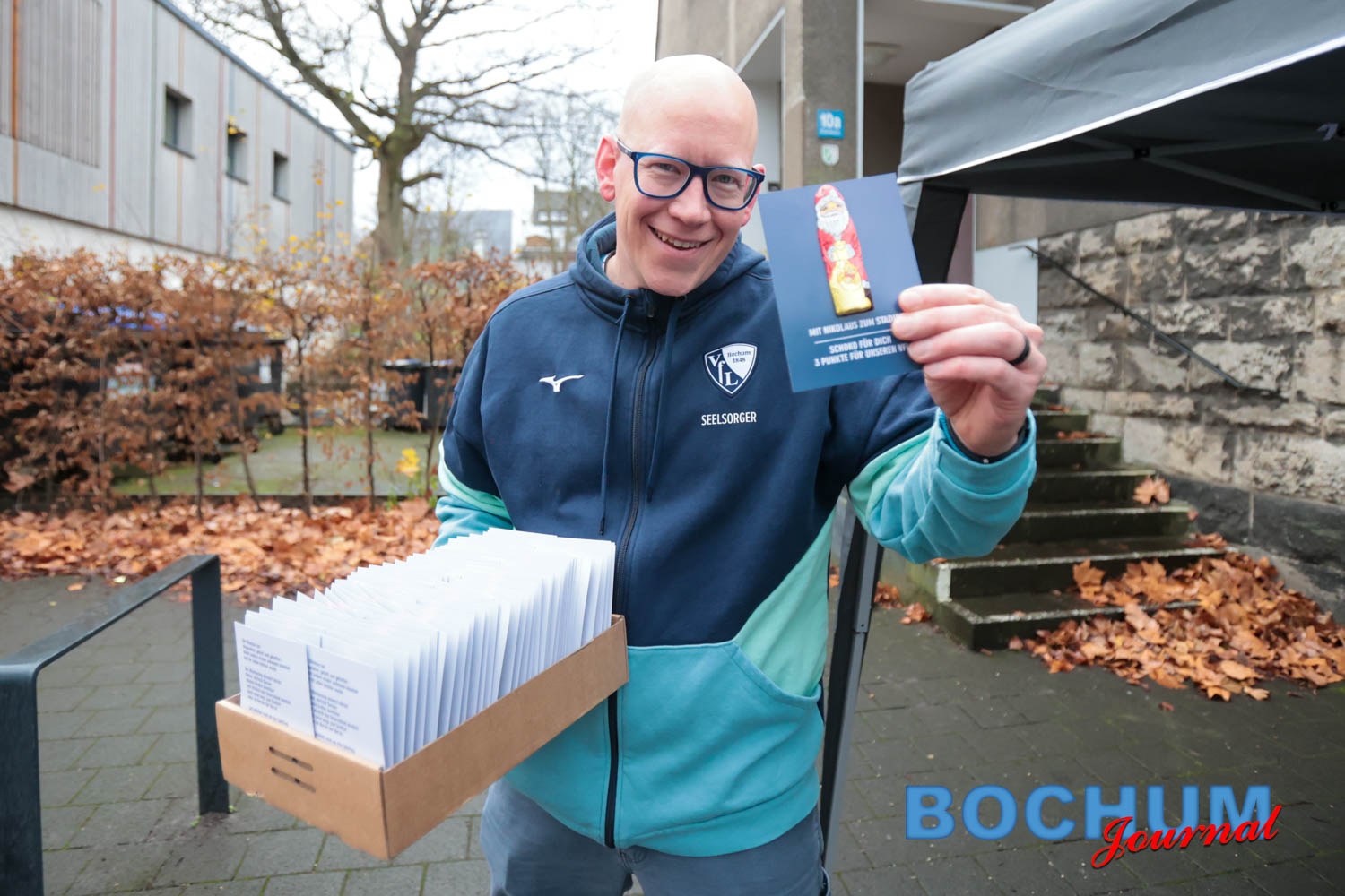 Seelsorger Michael Diek verteilt Weihnachtsmänner Beitrag: Süßer Nikolausgruß vom FanDom vor dem Spiel