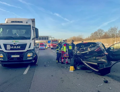 Verkehrsunfall auf der A 448: Feuerwehr rettet eingeklemmte Person