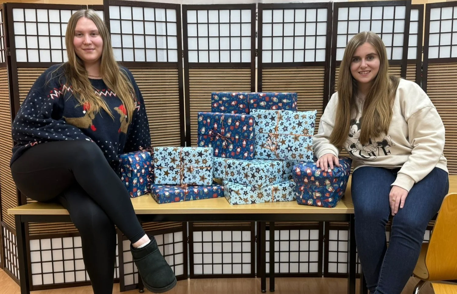 Madeleine Jendernalik und Sophie-Charlotte Sommer von der Jungen Union übergeben die Päckchen Beitrag: Schulwahl, Frauenarbeit und Spendenaktionen: CDU-nahe Vereinigungen mit mehreren Initiativen in Bochum