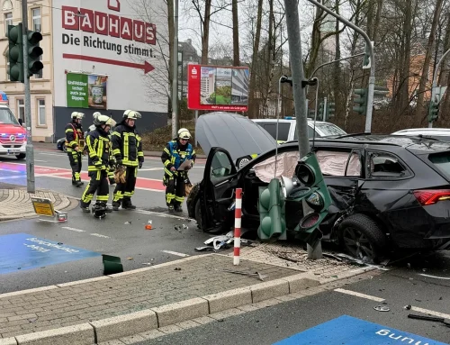 Verkehrsunfall auf der Herner Straße: Zwei Personen verletzt, Ampelmast beschädigt