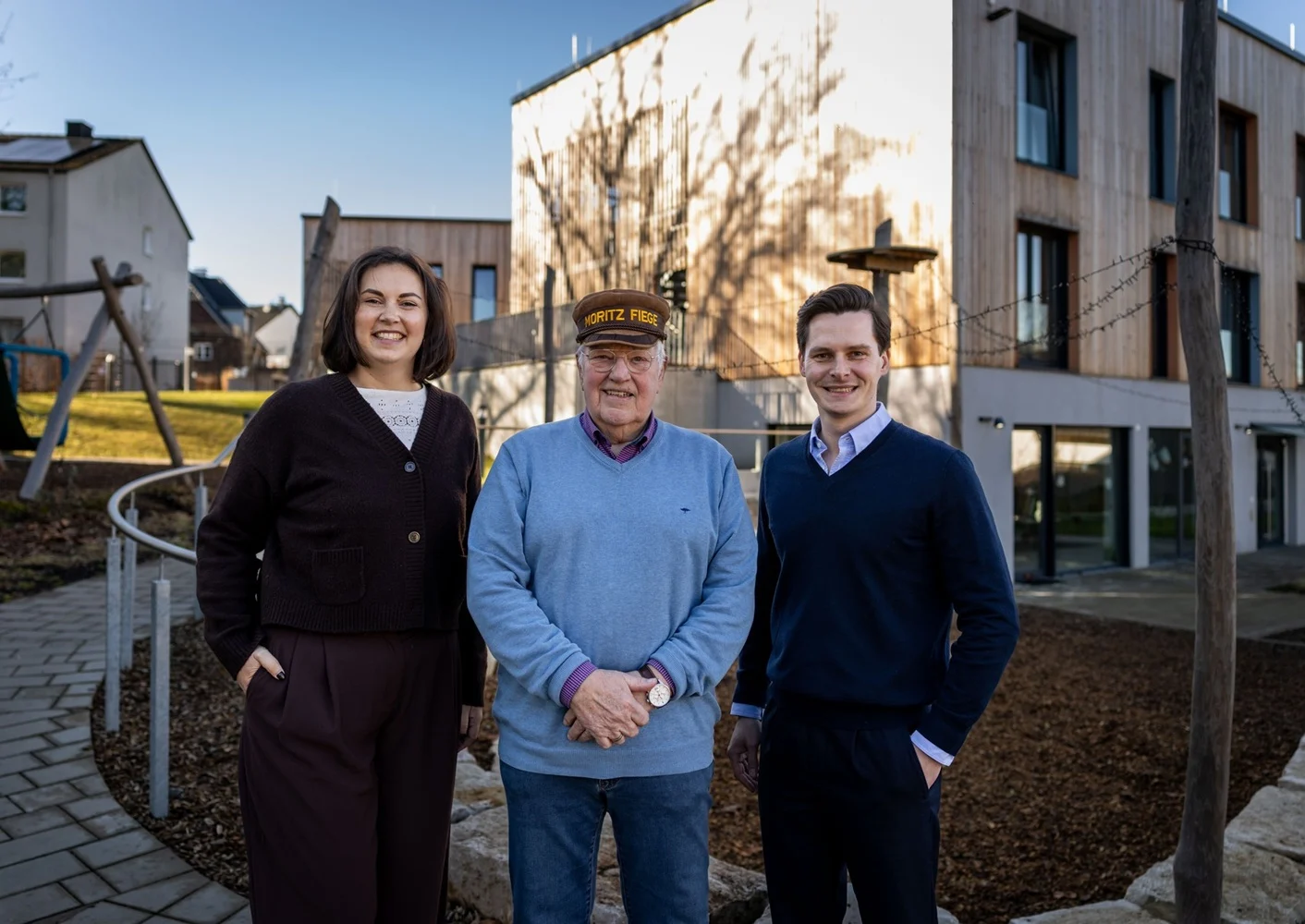 Carla und Hubertus Fiege mit dem Preisträger, Jochen Grothkop Beitrag: 23. Bierkutschermütze von Moritz Fiege geht an Jochen Grothkop