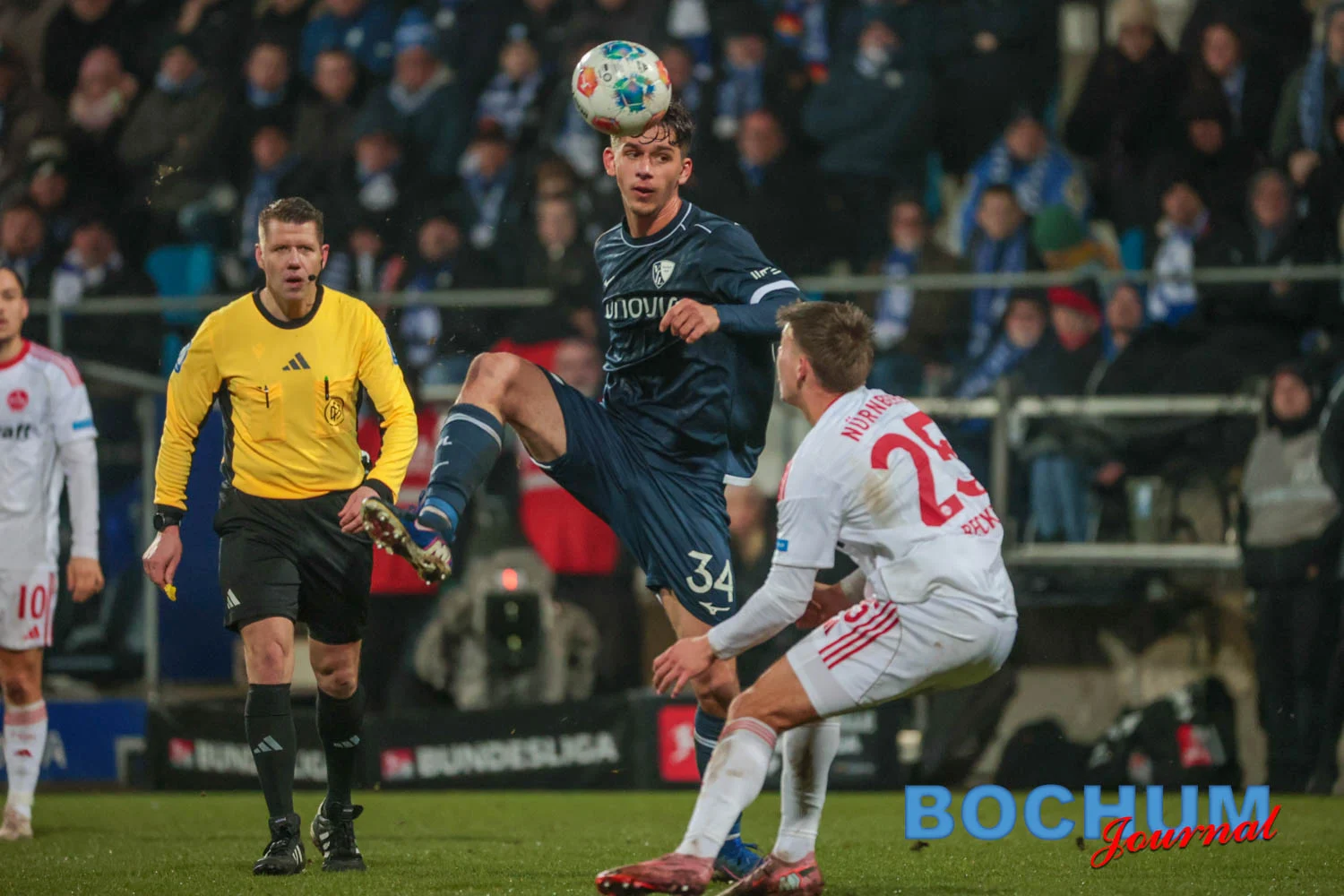 Cajetan Lenz (VfL Bochum 1848) im Zweikampf mit Finn Becker (1. FC Nürnberg) Beitrag: VfL Bochum bleibt wegen Remis gegen Nürnberg ungeschlagen