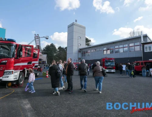 Transporter stehen in Wattenscheid im Vollbrand