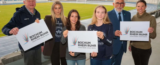 Ulrich Liebert (stellvertretender Vorsitzender Stadtsportbund), Jolina Ernst (Leichtathletin TV Wattenscheid), Amélie Blumenthal Haz (Synchrinschwimmerin), Viktoria Witzorek (TV Wattenscheid), Jörg Lukat (Oberbürgermeister Stadt Bochum), Annike Krahn (ehemalige Olympionikin) (Foto: Sebastian Sendlak)