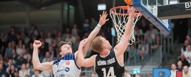 Lars Kamp (VfL SparkassenStars Bochum) und Luis Elias König Figge unterm Korb am 31. Spieltag in der 2. BARMER Basketball Bundesliga ProA (Foto: Jenny Musall)
