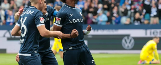 Farid Alfa-Ruprecht jubelt nach dem 3:0 gegen die Eintracht Braunschweig am 29. Spieltag in der 2. Fußball Bundesliga.