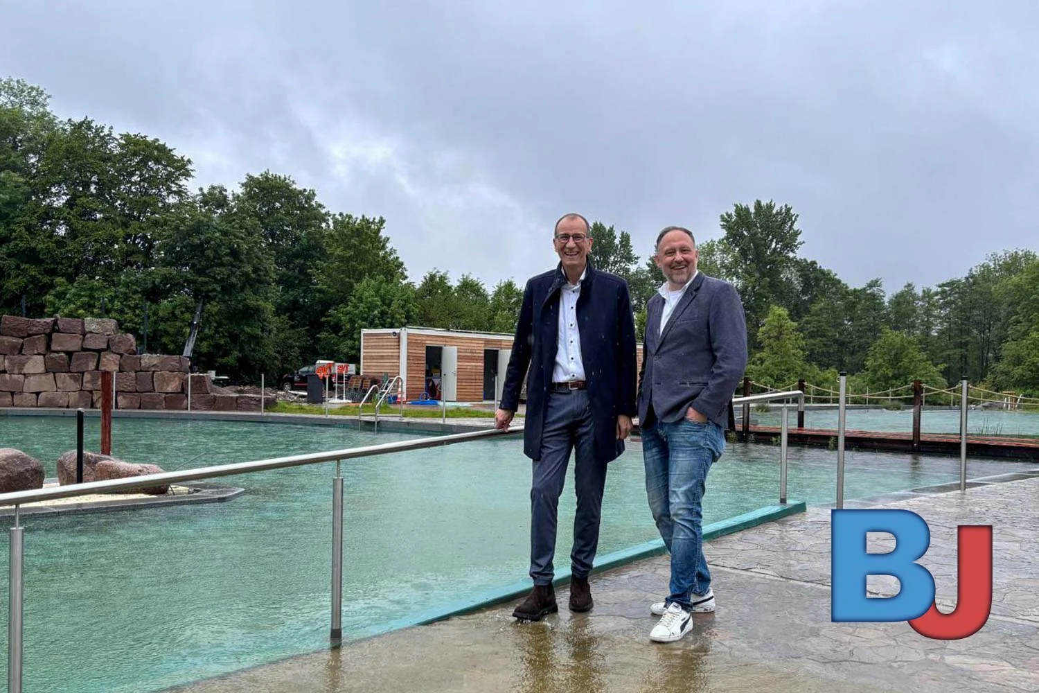 Marcus Müller (Geschäftsführer WasserWelten Bochum) und Christian Krause (Leiter Bädermanagement WasserWelten) sind trotz schlechtem Wetter optimistisch, dass es auch in diesem Jahr eine gute Freibadsaison geben wird. Beitrag: Startschuss und Modernisierungs-Update für die Freibadsaison 2026
