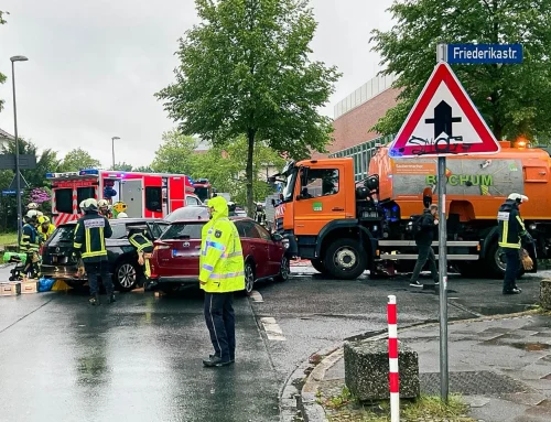 Autobrand, Rauch in Wohnung und schwerer Verkehrsunfall