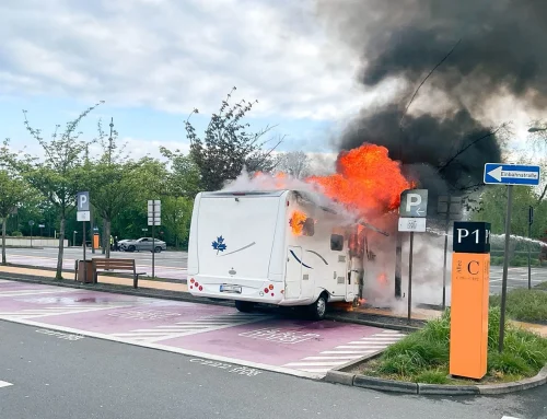 Wohnmobil brennt auf dem Parkplatz des Ruhrparks komplett aus