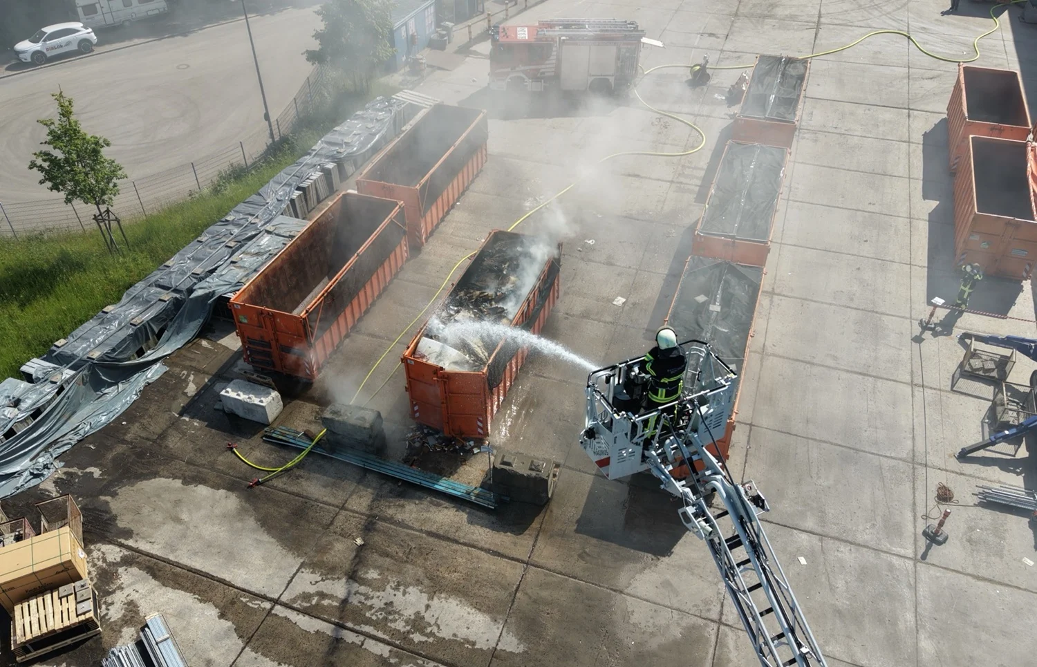 Stadt Bochum; Feuerwehr und Rettungsdienstbrennender Container Luftbild Beitrag: Zwei Feuerwehreinsätze am Mittwoch und Suche nach Schmuck-Eigentümern