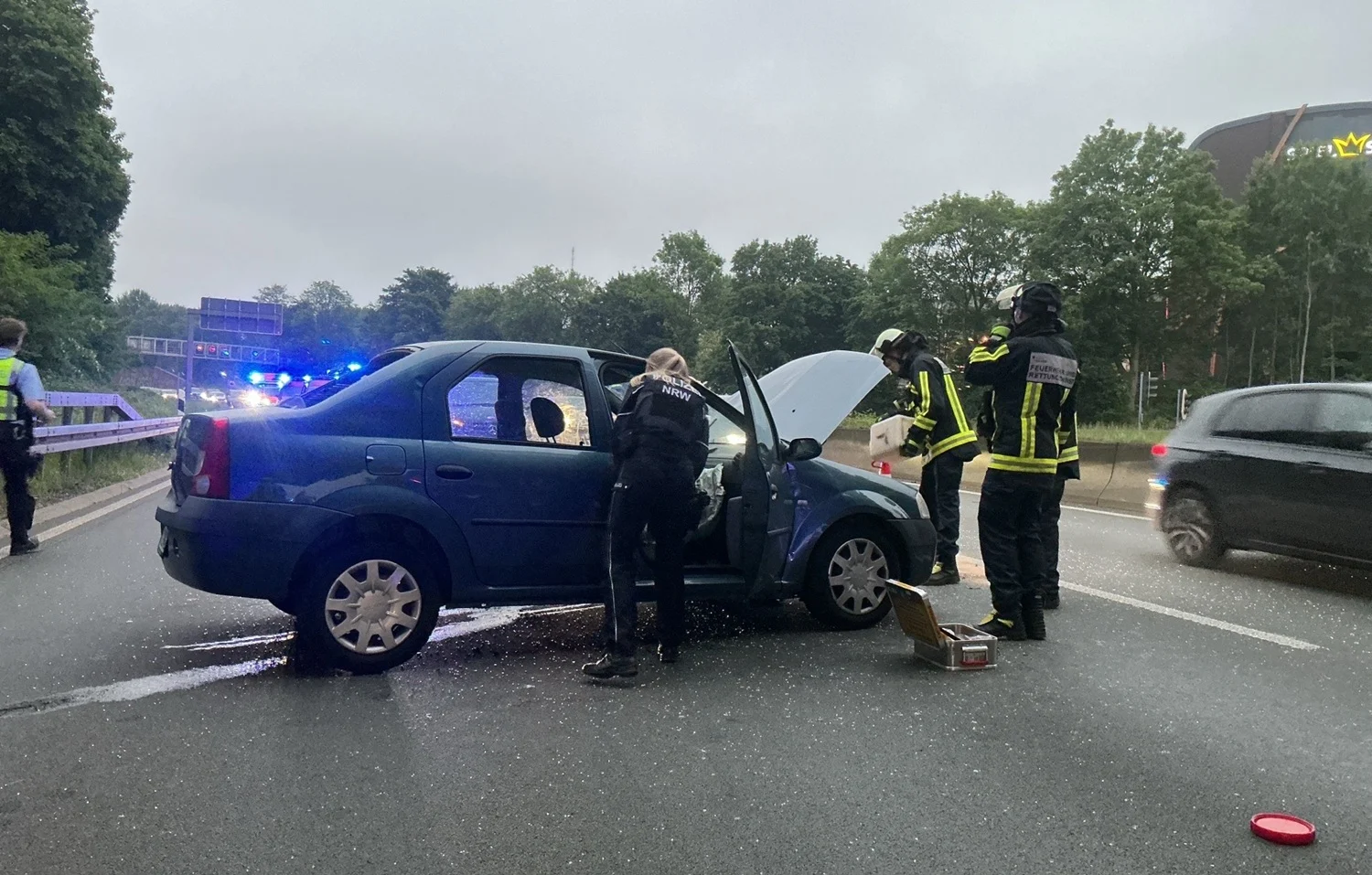 Unfall-PKW A40 Beitrag: Zwei Verletzte bei Alleinunfall auf der A40