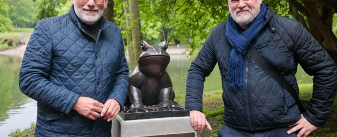 Jörg Lukat und Künstler Andrei Dureika aus Düsseldorf päsentieren den "neuen" Fridolin an der Froschbrücke im Bochumer Stadtpark. (Foto: Sebastian Sendlak)