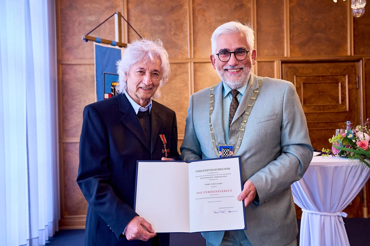 Verleihung des Bundesverdienstkreuz des Verdienstordens der Bundesrepublik Deutschland an Žarko Radić Beitrag: Verdienstkreuz am Bande für Künstler Žarko Radić