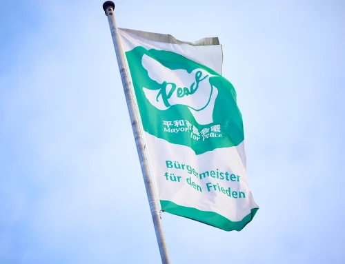 Flaggentag der „Mayors for Peace“: Bochum hisst Flagge gegen nukleares Wettrüsten