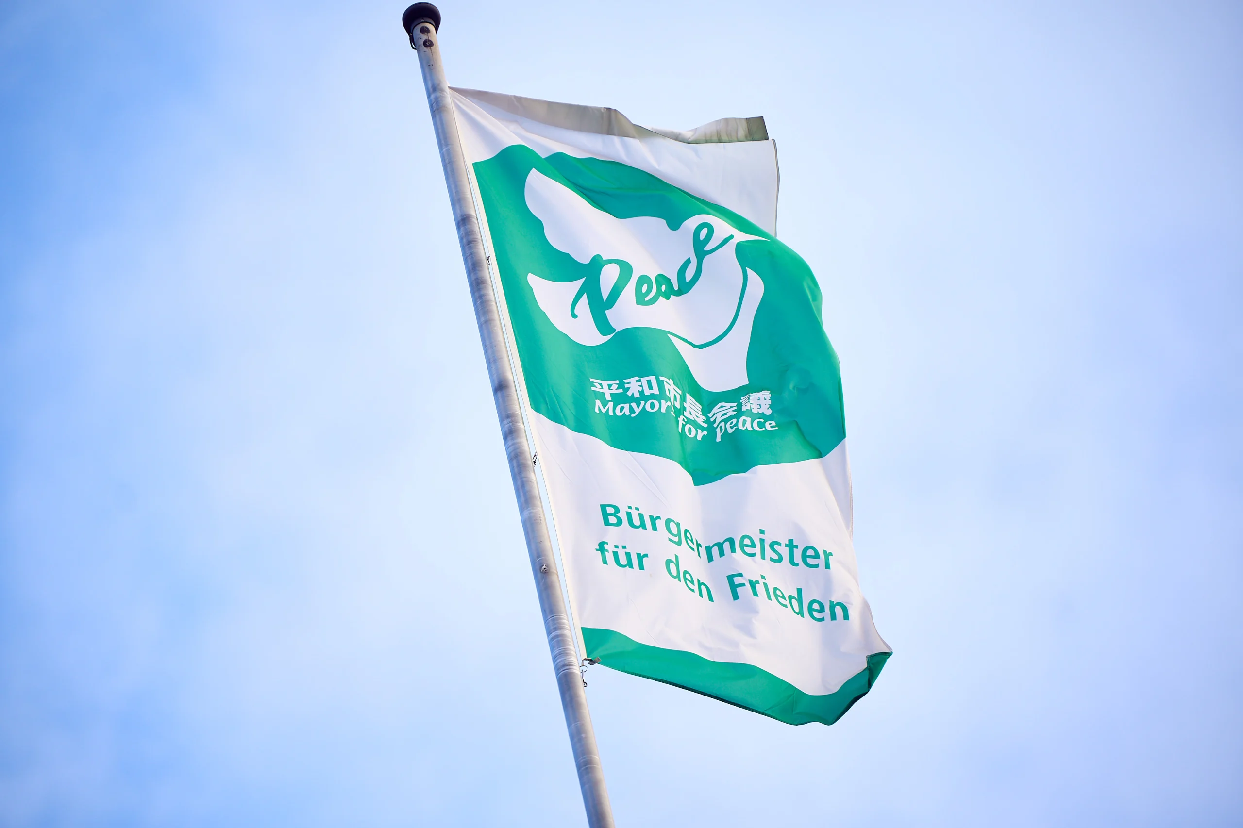 Mayors for Peace Flagge – 08-07-2025 Beitrag: Flaggentag der „Mayors for Peace“: Bochum hisst Flagge gegen nukleares Wettrüsten