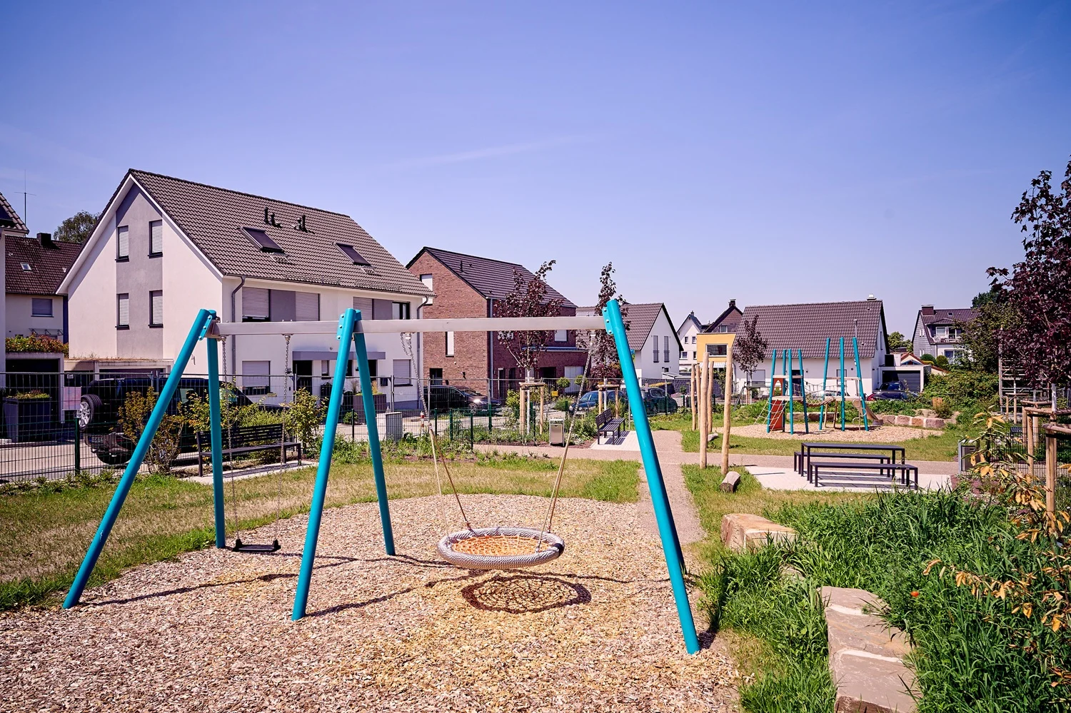 Vor der offiziellen Eröffnung am 3. Juli entstanden Pressefotos des neuen Spielplatzes an der Schleiermacherstraße. Die Anlage bietet vielfältige Spiel- und Aufenthaltsmöglichkeiten für Kinder, Familien und Anwohnende. Beitrag: Neuer Kinderspielplatz an der Schleiermacherstraße feierlich eröffnet