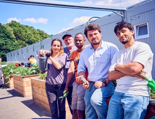 Hochbeete der EvH Bochum bilden grüne Oase in der Flüchtlingsunterkunft