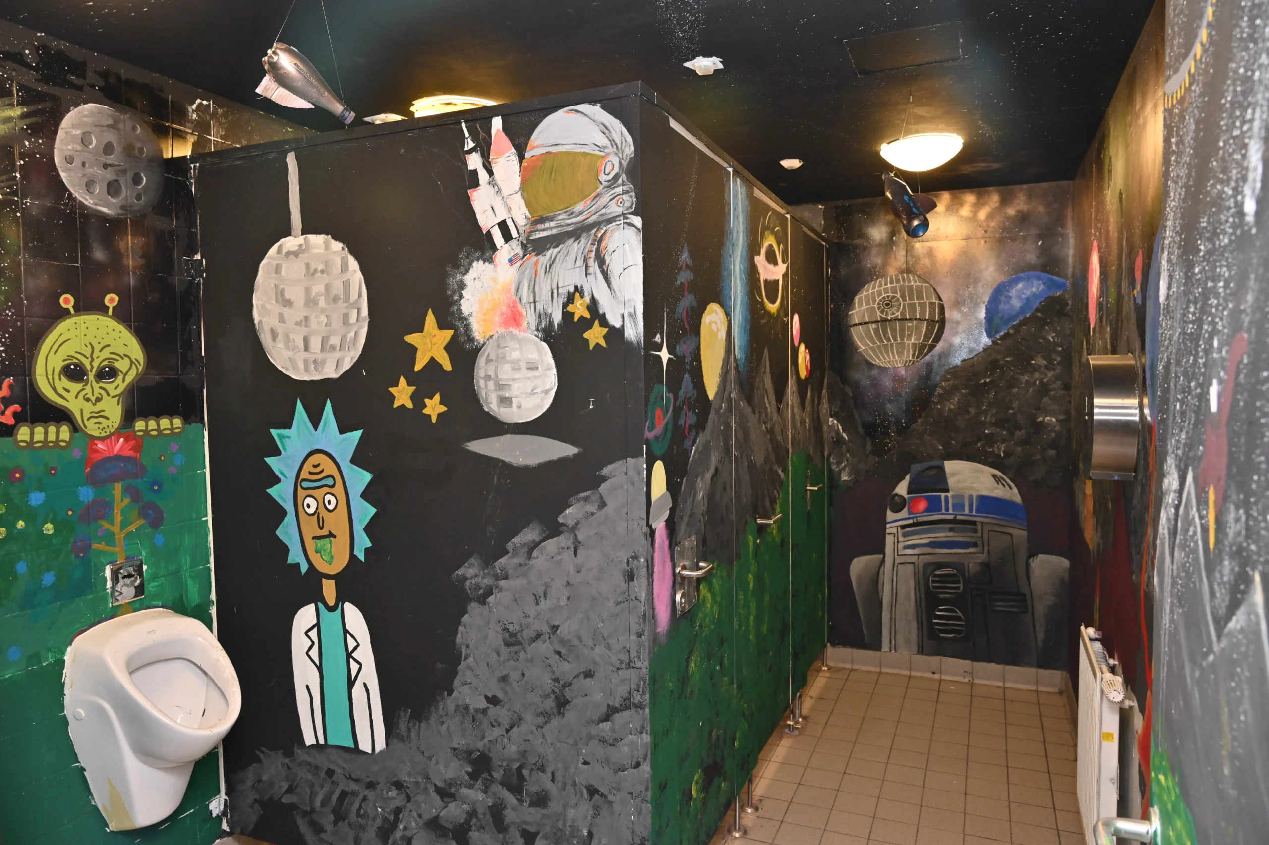 Von Schülerinnen und Schülern gestaltete Schultoilette der Erich-Kästner-Schule in Bochum, aufgenommen am 10.03.2026 im Rahmen der Aktion „Kunst auf dem Pott“. Beitrag: „Kunst auf dem Schulpott“: Erich Kästner-Schule als Sieger ausgezeichnet