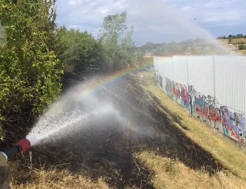 Feuerwehr Bochum löscht Böschungsbrand an der A40