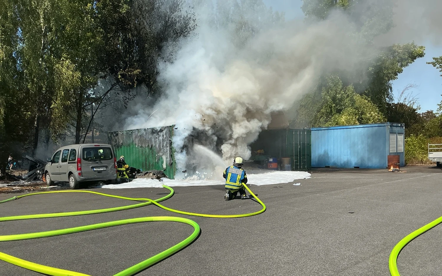 Containerbrand in Wattenscheid Beitrag: Fahrradfahrer nach Abbiegeunfall verletzt – Containerbrand fordert Feuerwehr